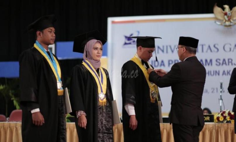 Prosesi Gubernur Bengkulu sematkan Pin Kagama kepada lulusan terbaik Universitas Gajah Mada, Yogyakarta (21/8).