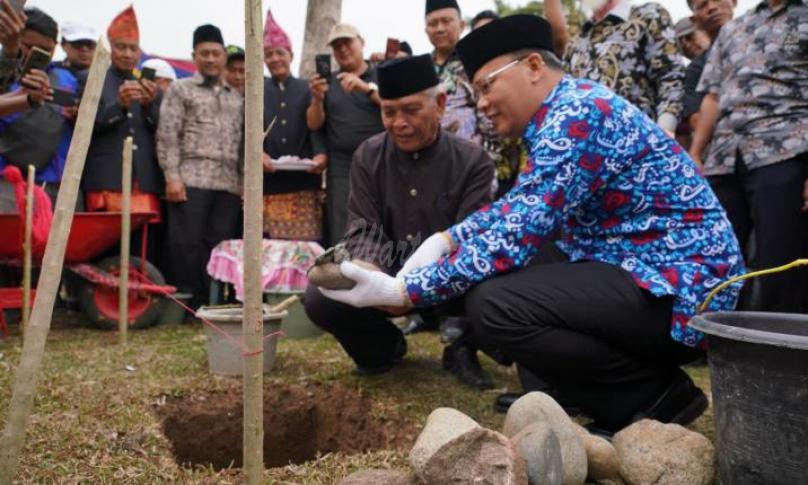 Gubernur dan rombongan hadir memenuhi janji peletakan batu pertama pembangunan klinik Muhammadiyah Surya Kelam Tengah. 
