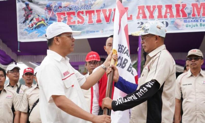 Gubernur saat hadir di  Festival Ayiak Manak II dan Pengukuhan Pengurus Cabang Indonesia Offroad Federation (IOF) di Geluguran Desa Kayu Ajaran Kecamatan Ulu Manna Kabupaten Bengkulu Selatan, Minggu (25/8)