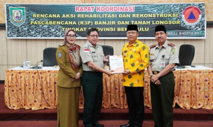 Gubernur Bengkulu, Rohidin Mersyah menyerahkan secara langsung Draf Dokumen Rencana Aksi dan Rekonstruksi Pasca Bencana (R3P) Kepada Deputi Bidang Rehabilitasi dan Rekonstruksi BNPB Rifai. 