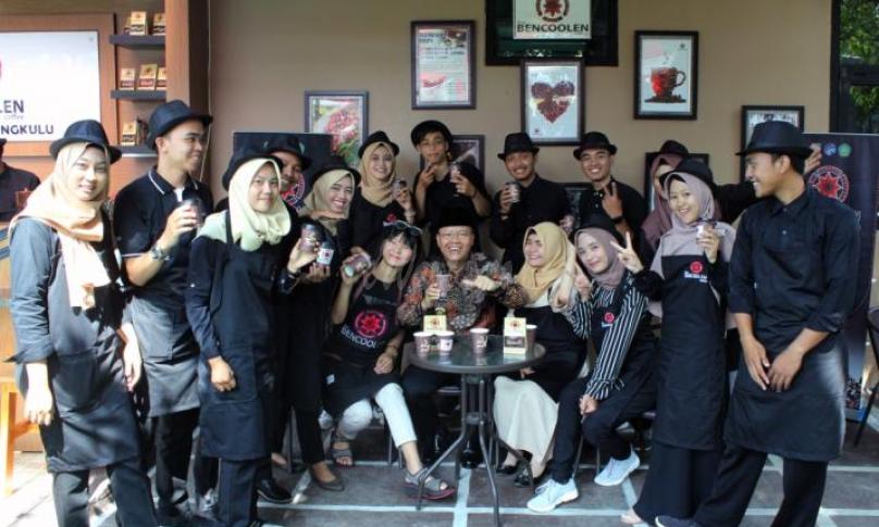 Pemda Provinsi Bengkulu bekerjasama dengan IAIN Bengkulu gelar “Bencoolen Coffee Goes To Campus”, yang didalamnya juga dilaksanakan Launching Kedai Bencoolen Coffee IAIN, Launching Pelatihan 1000 Barista serta Kompetisi Foto Bersama Gubernur Bengkulu.