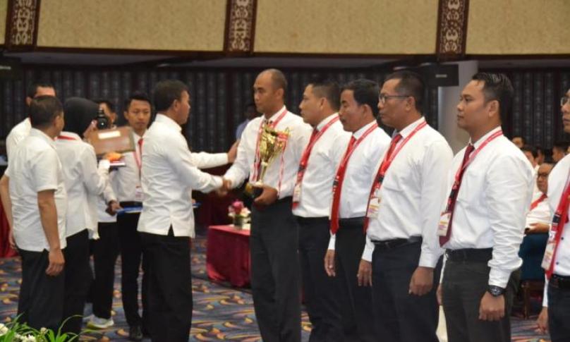 Penyerahan Penghargaan Kepada Polda - Polda yang meraih prestasi tersebut dilakukan langsung oleh Kabareskrim Polri Komjen Pol. Drs. Idham Azis., M.Si., disaksikan oleh seluruh peserta rakernis Tipikor Bareskrim Polri yakni para Direktur Kriminal Khusus Polda, Kasubdit Tipikor, serta para penyidik Tipikor Polda.