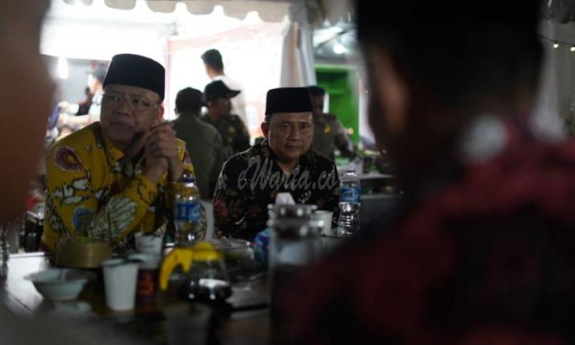 Gubernur Bengkulu (Dr. H. Rohidin Mersyah) berbaur dengan warga saat mampir di stand kopi festival Tabut 2019
