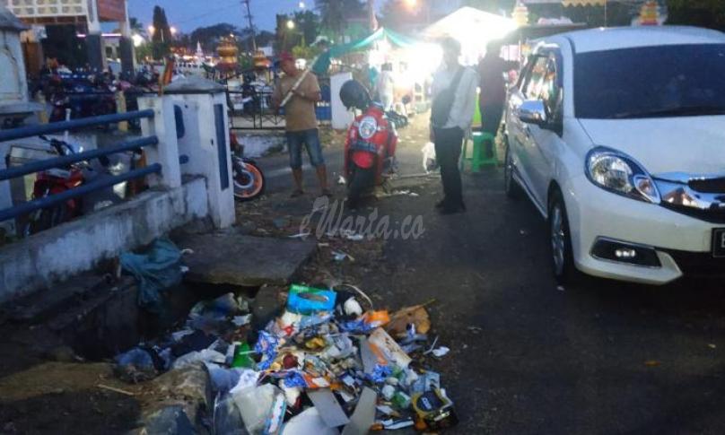 Tumpukan sampah di area lokasi Tabut