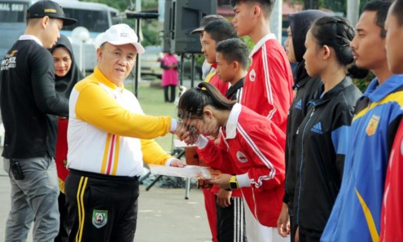 Sekda Provinsi Bengkulu, Nopian Andusti saat menyerahkan penghargaan dan reward kepada atlet-atlet Bengkulu berprestasi