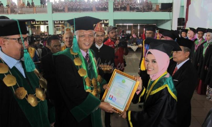 Wisuda sarjana strata I dan strata II angkatan XVIII tahun 2019 sebanyak 688 wisudawan/wati di Gedung Gunung Bungkuk (eks STQ) Kamis(12/9).