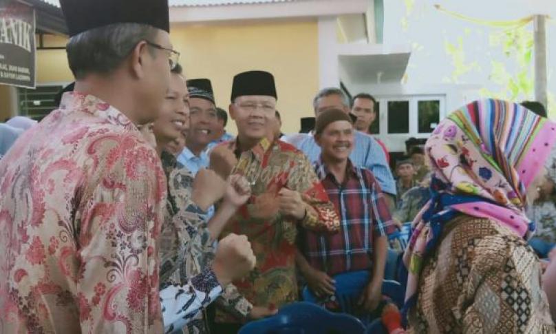 Gubernur Bengkulu (Dr. H. Rohidin Mersyah) selalu dekat dan berbaur dengan masyarakat