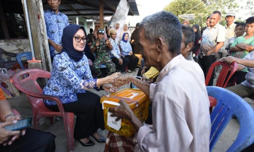 Bupati Luwu Utara, Indah P Indriani serahkan bantuan pembangunan rumah untuk lima keluarga korban kebakaran rumah
