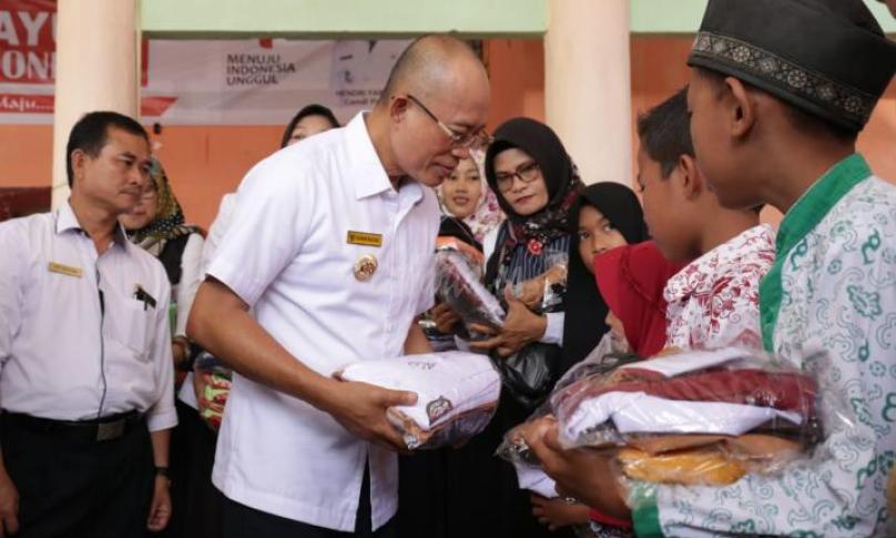 Bupati Bengkulu Selatan, Gusnan Mulyadi membagikan seragam sekolah gratis secara simbolis