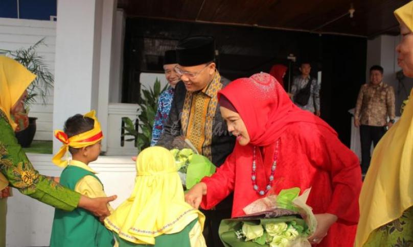 Gubernur dan istri selalu dekat dengan anak-anak