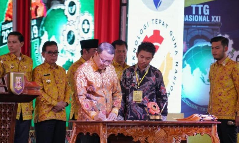 Gubernur Bengkulu Rohidin Mersyah mengatakan, tentu pertemuan ini akan semakin produktif, selain sebagai forum silaturahmi, bertukar informasi, saling memotivasi dan memberikan inspirasi dalam berbagai karya pedesaan di wilayah kerja masing-masing.