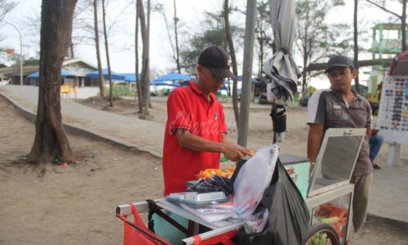 Pedagang kaki lima di kawasan Pantai Panjang ikut kebanjiran rejeki