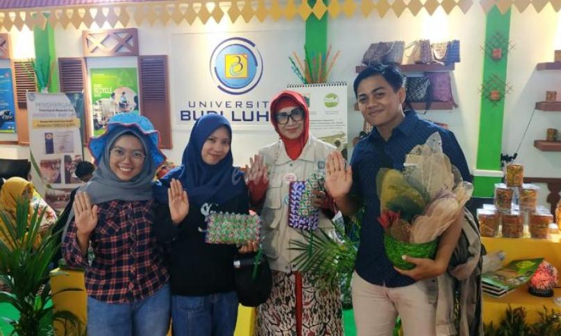 Stand prov DKI Jakarta pamerkan hasil kerajinan tangan terbuat dari sampah plastik