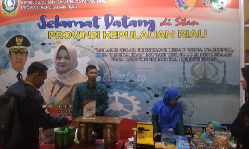 Kepulauan Riau pamerkan limbah sampah puntung rokok menjadi kerajinan tangan multiguna