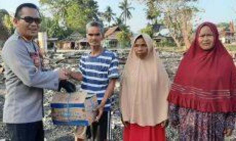 Penyerahan bantuan secara simbolis kepada korban kebakaran rumah, Kamis (26/9).