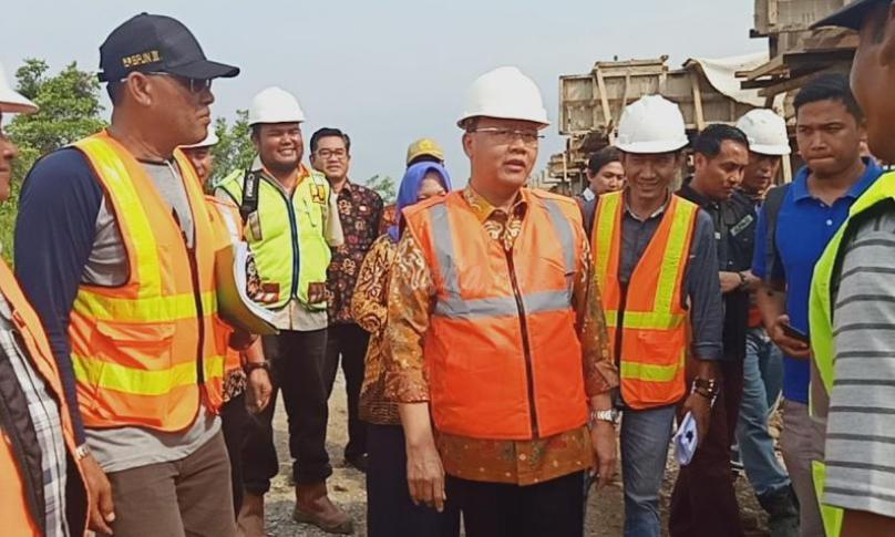 Gubernur Bengkulu, Rohidin Mersyah di dampingi Kadis PUPR dan sejumlah Kepala OPD lainnya lakukan sidak pembangunan jembatan dan jalan Nakau - Air Sebakul, Kamis (26/9).