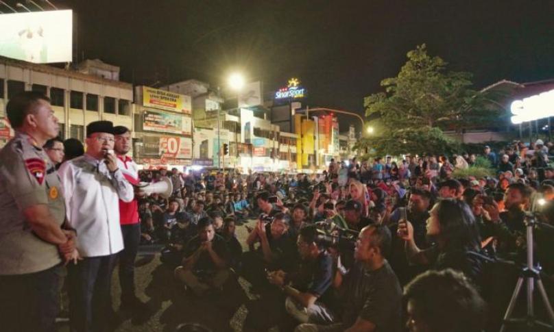 Gubernur Bengkulu Rohidin Mersyah hadir di tengah-tengah aksi solidaritas mahasiswa dan pemuda Bumi Rafflesia, saat gelar Aksi simpatik menyalakan lilin bersama dan tabur bunga tanda berduka atas wafatnya mahasiswa dari Universitas Haluoleo Kendari, Randy (21) dan Muh Yusuf Kardawi (19), di Simpang Lima kota Bengkulu, (27/9).
