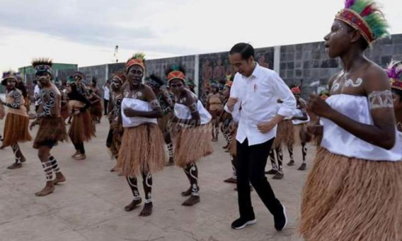 Presiden Joko Widodo ikut menari Seka bersama warga setempat
