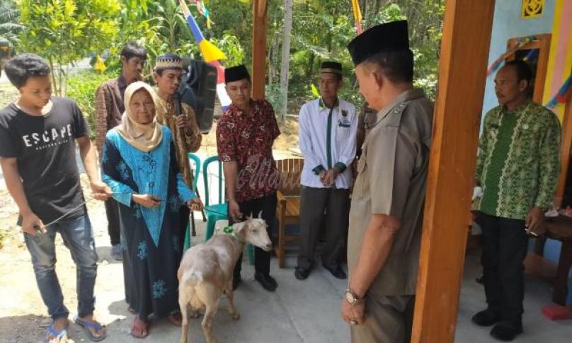 Camat Kedurang Ilir, Marwin saat membuka program bedah rumah