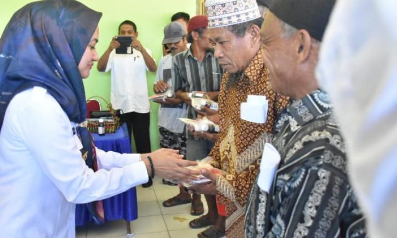 Penyerahan bantuan kepada 107 Kepala Keluarga kurang mampu di Desa Bumi Harapan Kecamatan Baebunta, Luwu Utara Rabu (9/10). 