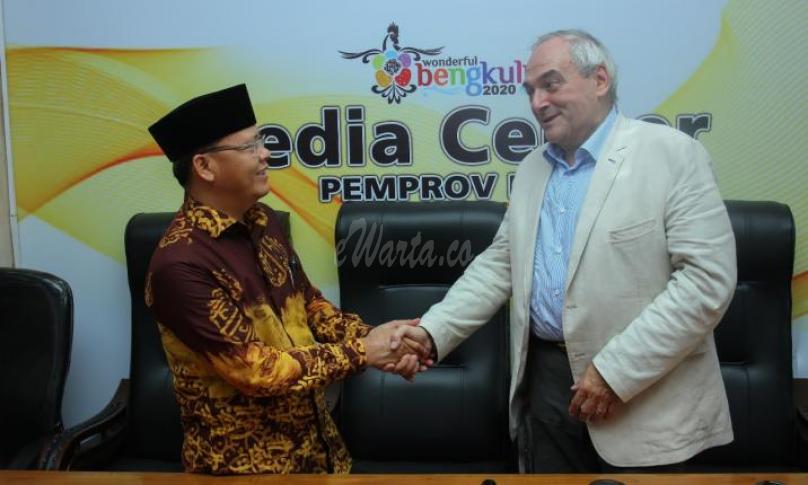 Presiden AVPA Mr. Philippe Juglar mengapresiasi atas prestasi dan komitmen Gubernur Rohidin dan masyarakat Bengkulu terkait pengembangan kopi Bengkulu ini