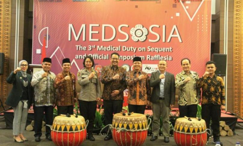 Pembukaan Simposium, Workshop, Lomba Poster dan Tropical and Coastal Medicine Championship Tingkat Nasional dalam agenda Medical Duty on Sequent and Offial Symposium Rafflesia (MEDSOSIA) Ke 3, F-KIK UNIB, di ruang pertemuan salah satu Hotel kawasan Salah Lebar Kota Bengkulu, Sabtu (19/10).