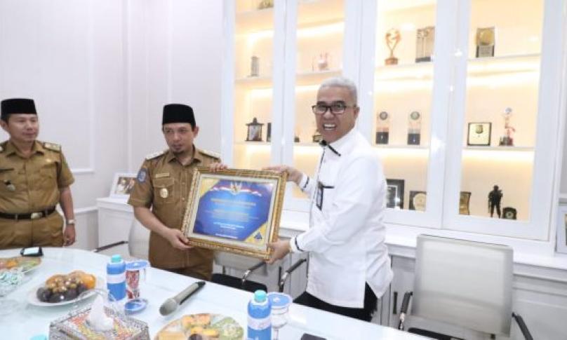 Piagam penghargaan Opini WTP ini diberikan langsung oleh Kepala Kanwil Dirjen Perbendaharaan Ismed Saputra kepada Wakil Walikota Bengkulu Dedy Wahyudi di Ruang Kerja Walikota Bengkulu, Senin(21/10/19)