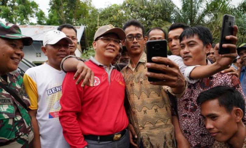 Akrab dengan warga, Gubernur diajak foto bersama