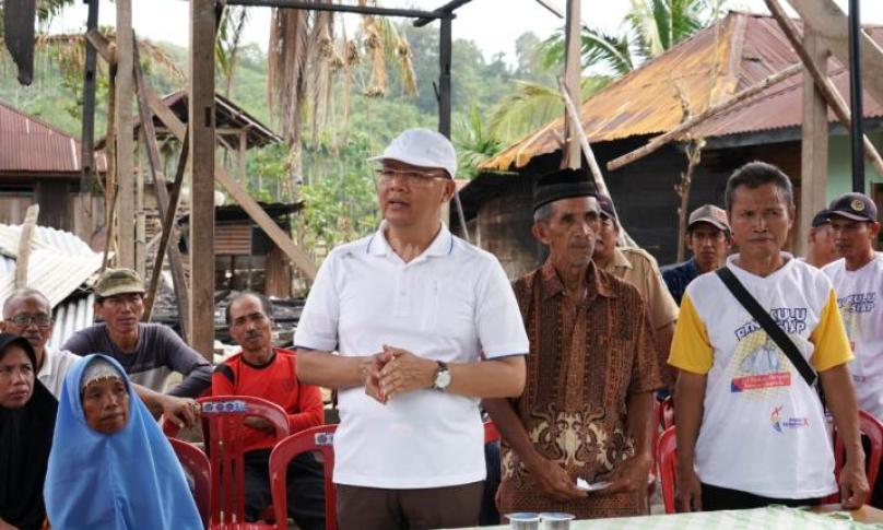Gubernur Bengkulu Rohidin Mersyah memberikan Bantuan stimulan perumahan swadaya (BSPS) senilai 17,5 Juta Rupiah di desa Talang Besar Padang Guci Hilir, Kabupaten Kaur, Minggu, (28/10).