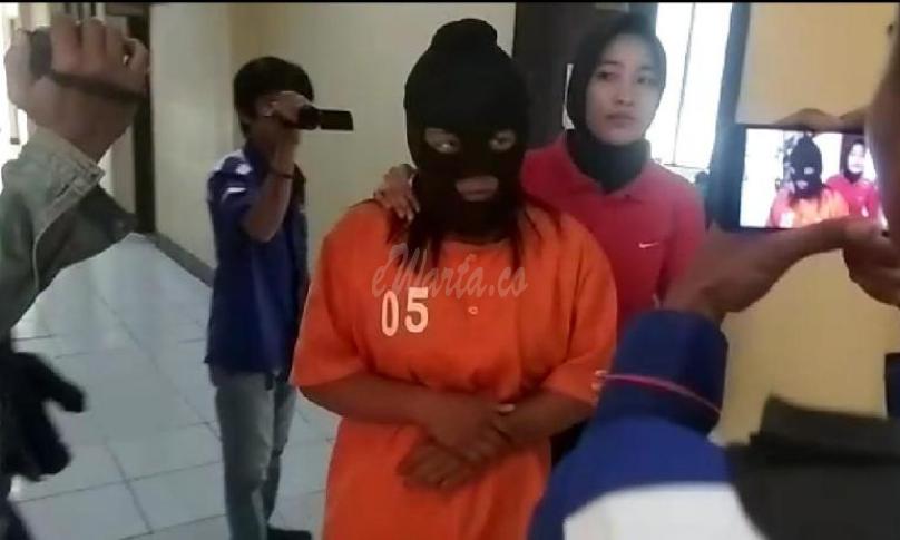 Pelaku, Mucikari porstitusi online EC dihadiahi baju orange dan langsung digelandang ke sel tahanan Polres Kota Bengkulu.