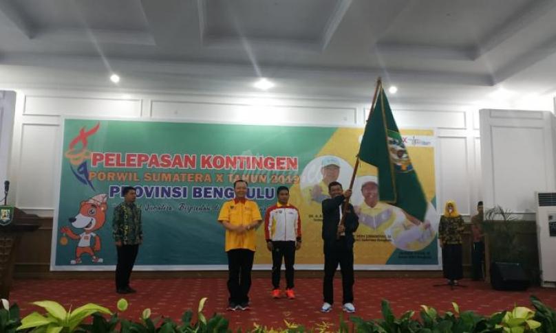 Pelepasan Atlet Porwil Bengkulu oleh Gubernur kepada kepala KONI provinsi, Mufran Imron