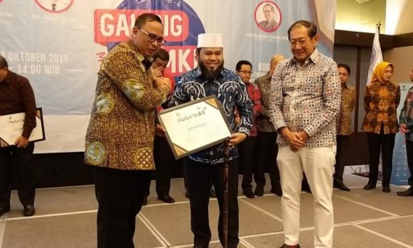 Walikota Bengkulu Helmi Hasan menerima penghargaan Natamukti 2019 dari International Council for Small Business (ICSB) City Awards, penghargaan ini diserahkan langsung Sekretaris Kementerian Koperasi dan UKM Prof. Rully Indrawan, Senin (7/10/2019) di IPB Convention Center Kota Bogor.