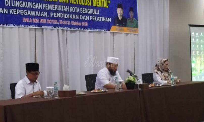 Pemerintah Kota (Pemkot) Bengkulu melalui Badan Kepegawaian, Pendidikan dan Pelatihan gelar Bimbingan Teknis (Bimtek) yang bertema Wawasan Kebangsaan dan Revolusi Mental, di Hotel kawasan Pantai Panjang Bengkulu, Rabu (30/10).