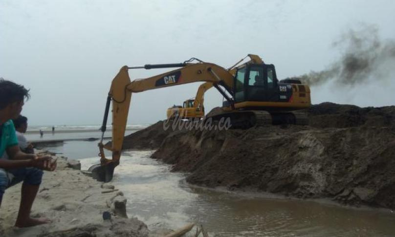 Pengerukan alur sungai di Desa Pasar Bantal