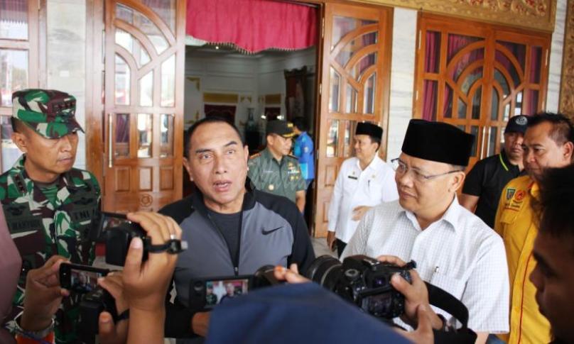Gubernur Sumatera Utara Edy Rahmayadi bersama Gubernur Bengkulu Rohidin Mersyah saat di wawancarai awak media