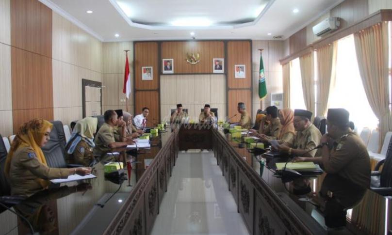 Asisten III Setda Provinsi Bengkulu Gotri Suyanto memimpin Rapat Pembahasan Tentang Usulan Kuota Jenis Bahan Bakar Minyak Tertentu (JBT) dan Jenis BBM Khusus Penugasan (JBKP) Tahun 2020, Senin (11/11) bertempat di Ruang Rapat Lantai III Kantor Gubernur.