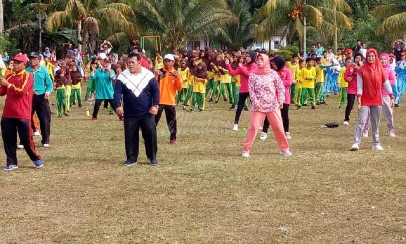 Tampak Bupati Mukomuko, Choirul Huda ikut senam Germas bersama warga