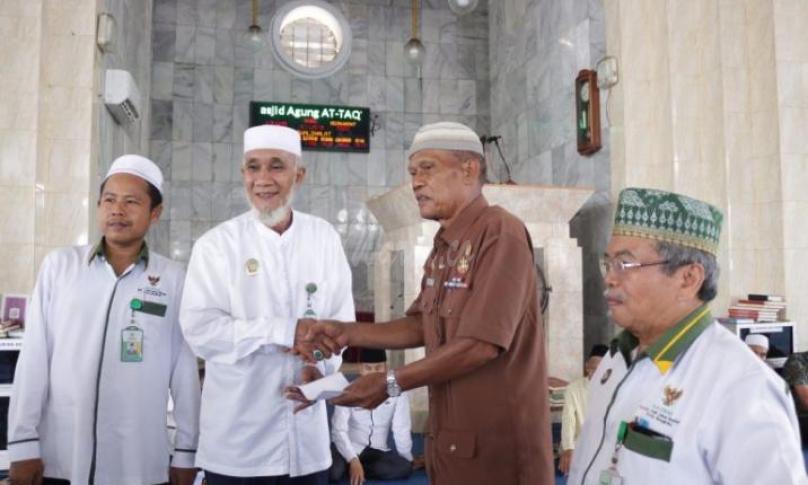 Baznas Kota Bengkulu bagikan bantuan kepada warga kurang mampu.