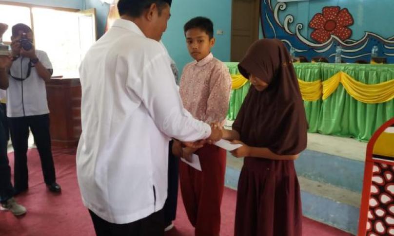 Baznas salurkan bantuan untuk siswa-siswi kurang mampu di Mukomuko, Rabu (13/11).