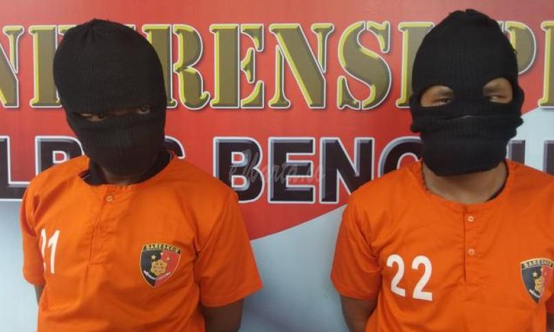 Kedua tersangka langsung ditahan dan dihadiahi baju orange