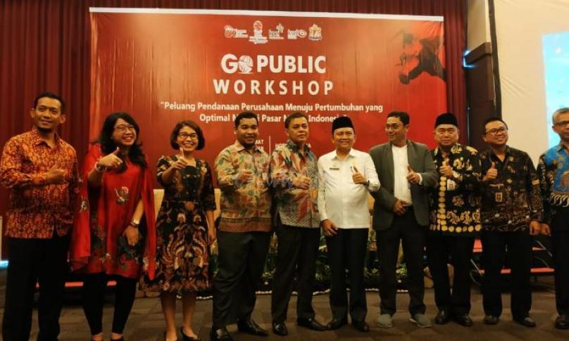 Penjabat Sekda provinsi Bengkulu, Hamka Sabri berswafoto bersama usai membuka workshop