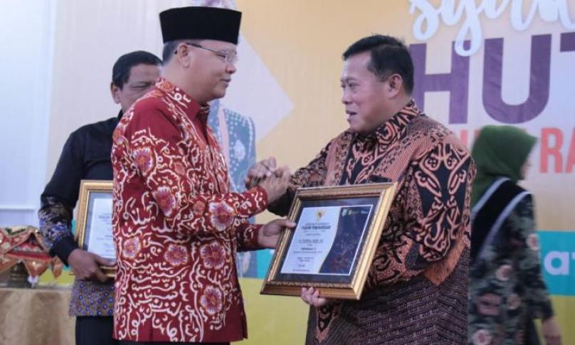 Gubernur Bengkulu Rohidin Mersyah menyerahkan Piagam dan Penghargaan kepada Bupati Mukomuko, H. Choirul Huda.