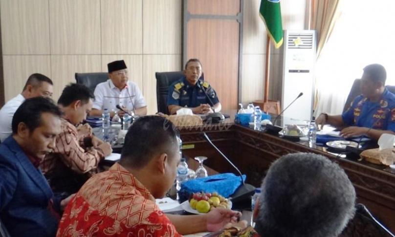 Gubernur Rohidin usai pimpin Rapat Pembahasan Antrian Kapal di Pelabuhan Pulau Baai Bengkulu, di Ruang Rapat Lantai III Kantor Gubernur Bengkulu, Kamis (21/11).