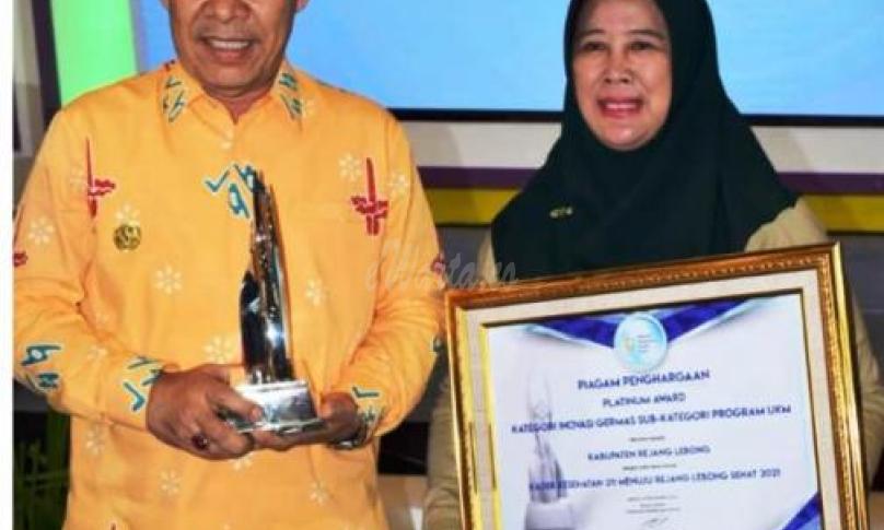 Bupati Rejang Lebong H. Ahmad Hijazi menerima penghargaan Platinum Award Indo HCF