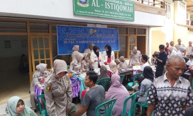 Antusias warga mengikuti bhakti kesehatan Biddokes Polda Bengkulu dalam rangka memperingati HUT Korpri ke- 48. 