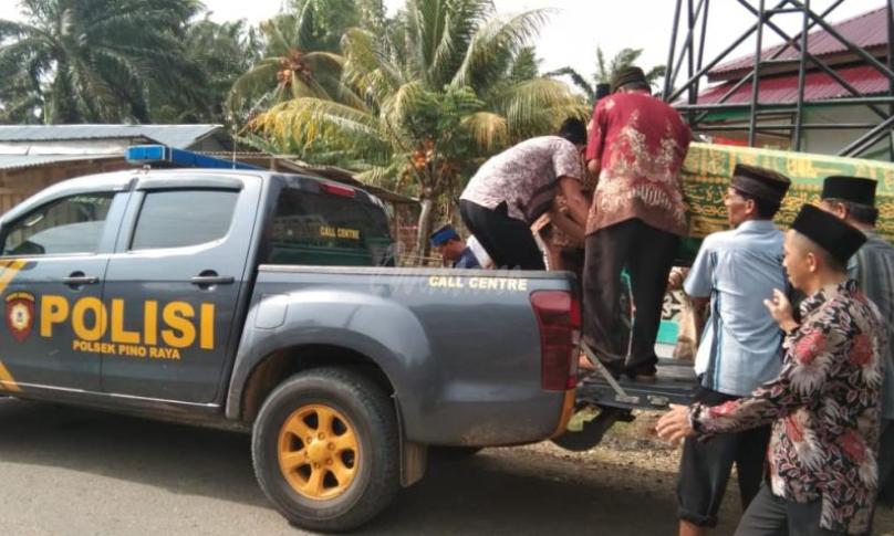 Mobil Patroli untuk mengangkut jenazah almarhum Pak Cica dari rumah duka di Desa Talang Padang Kec. Pino Raya menuju lokasi pemakaman pada hari Selasa (26/11).