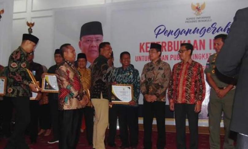 Kepala Dinas Kominfo Bengkulu Utara, Sasman, SP saat menerima penghargaan dari KIP yang diserahkan oleh Wakil Gubernur Bengkulu, Dedy Ermansyah.