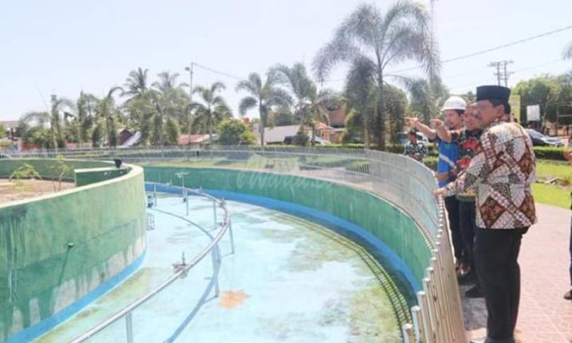 Bupati Bengkulu Utara, Ir. H. Mian saat meninjau proyek pembangunan air mancur di Bundaran Arga Makmur, Kamis (26/12).
