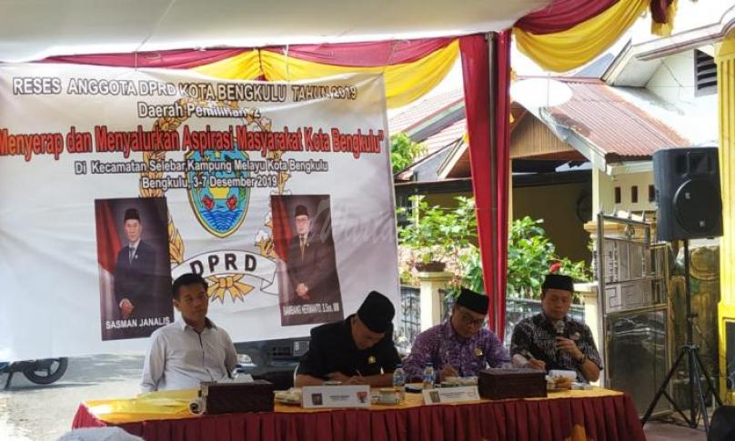 Reses anggota Dewan Kota Bengkulu, Sasman Janalis dan Bambang Hermanto, Kamis (5/12).