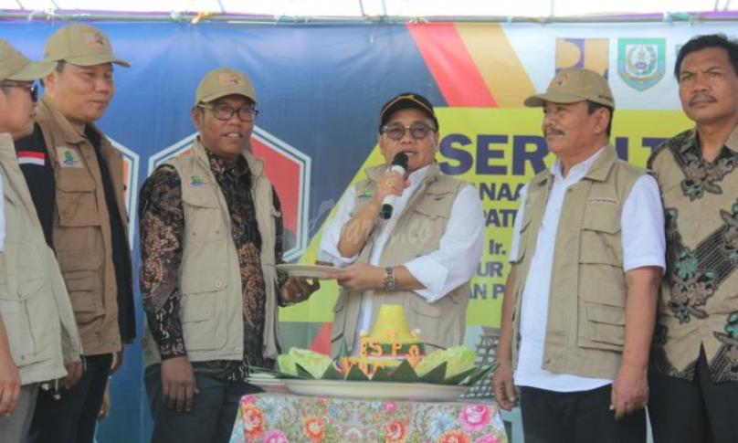 Wagub Bengkulu Dedy Ermansyah usai hadir dan resmi membuka Serah Terima Pelaksanaan Pekerjaan Bantuan Stimulan Perumahan Swadaya (BSPS) Tahun 2019 di Desa Tawang Rejo, Kecamatan Air Periukan Kabupaten Seluma, Ahad (08/12).